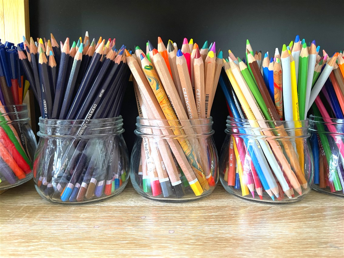 Craft Storage - Using Jars to store pencils ➔